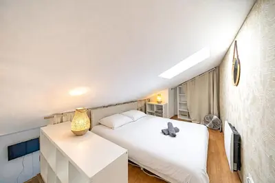 Un ou plusieurs lits dans un hébergement de l'établissement Appartement cosy avec mezzanine au cœur du quartier Cusset -Villeurbanne