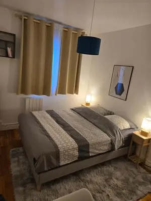 Un ou plusieurs lits dans un hébergement de l'établissement Chambre idéalement située