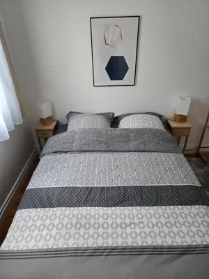 Un ou plusieurs lits dans un hébergement de l'établissement Chambre idéalement située
