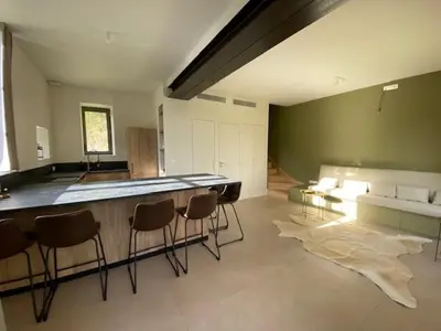 Coin salon dans l'établissement Maison bohème chic de 3 suites face à la cité internationale