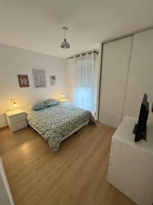 Un ou plusieurs lits dans un hébergement de l'établissement T2 Calme & Cosy - 10min Stade & Arena avec garage