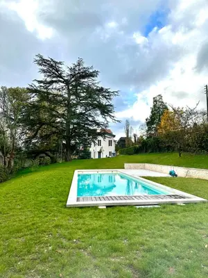 Piscine de l'établissement Harmonie - Maison spacieuse avec piscine à Oullins ou située à proximité