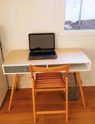 Télévision ou salle de divertissement dans l'établissement Studio attenant à maison avec parking, jardin, baignoire