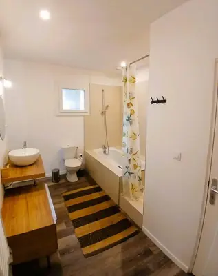 Salle de bains dans l'établissement Studio attenant à maison avec parking, jardin, baignoire