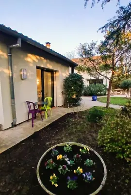 Jardin de l'établissement Studio attenant à maison avec parking, jardin, baignoire
