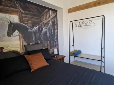 Un ou plusieurs lits dans un hébergement de l'établissement Duplex calme, vue chevaux et montagnes