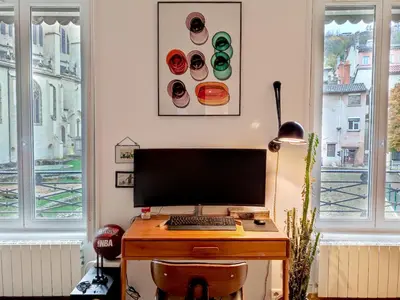 Télévision ou salle de divertissement dans l'établissement Appartement quai de Saône vue vieux Lyon Fourvière
