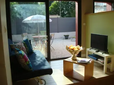 Télévision ou salle de divertissement dans l'établissement DUPLEX centre ville clim et parking