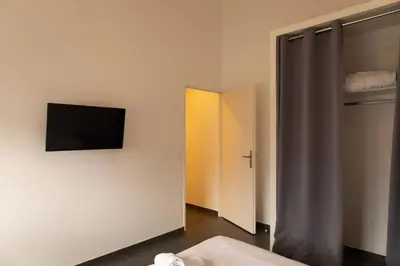 Télévision ou salle de divertissement dans l'établissement My House Lyon 8, Familiale -climatisation-Metro