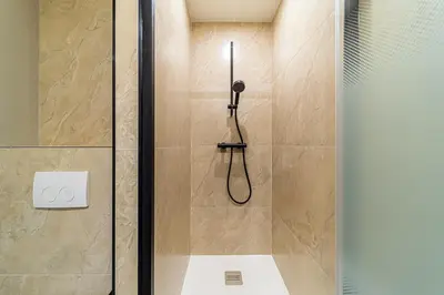 Salle de bains dans l'établissement Balcon et Design urbain - Lyon et Metro
