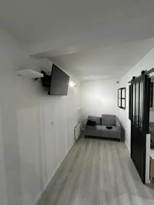 Télévision ou salle de divertissement dans l'établissement Cozy and practical 2-bedroom apartment