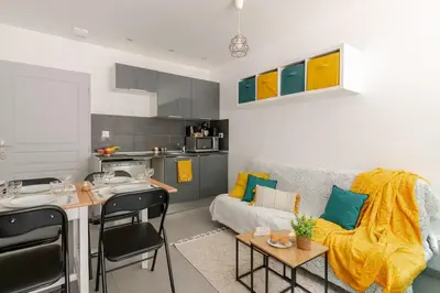 Cuisine ou kitchenette dans l'établissement Le Petit Cocoon - Calme - Parking -Tram - Terrasse - Lyon - OL - Eurexpo