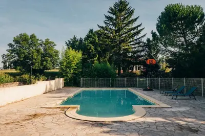 Piscine de l'établissement Demeure de campagne raffinée, alliant authenticité et confort ou située à proximité