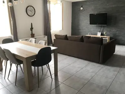Télévision ou salle de divertissement dans l'établissement Appartement confortable au coeur du village 204