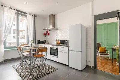 Cuisine ou kitchenette dans l'établissement Charmant T2-Lyon-Metro-Hopitaux