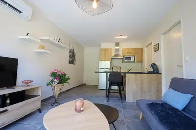 Cuisine ou kitchenette dans l'établissement Toronto T2 climatisé avec terrasse et parking proche CNPE BUGEY
