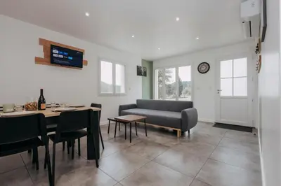 Télévision ou salle de divertissement dans l'établissement La bâtisse des tuileries côté forêt