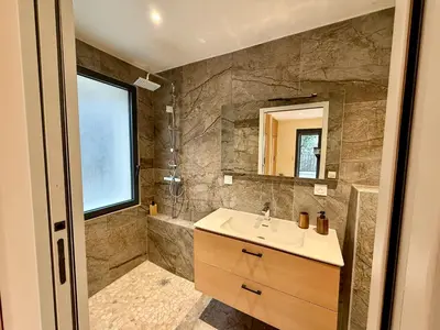Salle de bains dans l'établissement L'Oasis- Villa d'exception, parenthèse calme près de Lyon