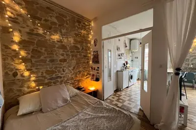 Un ou plusieurs lits dans un hébergement de l'établissement Studio lumineux à Lyon idéal pour deux personnes