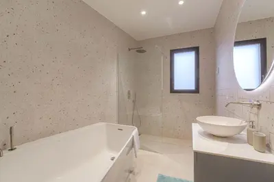 Salle de bains dans l'établissement Maison Chaleureuse avec jardin