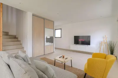 Télévision ou salle de divertissement dans l'établissement Maison Chaleureuse avec jardin