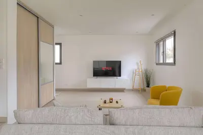 Télévision ou salle de divertissement dans l'établissement Maison Chaleureuse avec jardin
