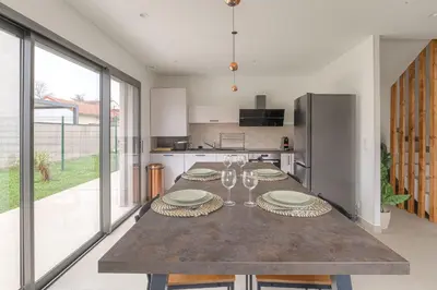 Cuisine ou kitchenette dans l'établissement Maison Chaleureuse avec jardin