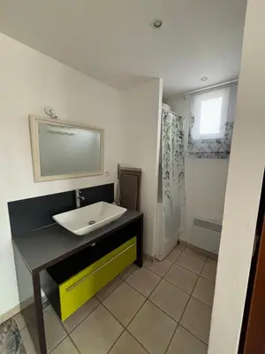 Salle de bains dans l'établissement Maison 3 appartements