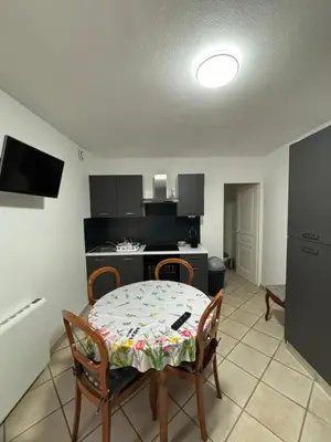 Cuisine ou kitchenette dans l'établissement Maison 3 appartements