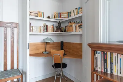 Bibliothèque dans l'appartement