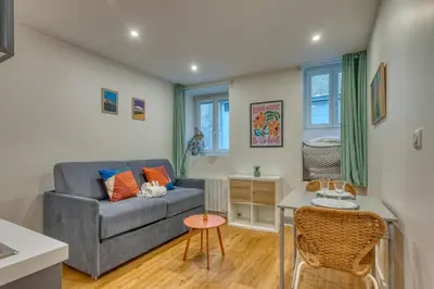 Coin salon dans l'établissement LAristote - Studio cosy - Proche de Lyon - Wifi inclus