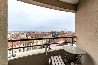 Balcon ou terrasse dans l'établissement Appartement lumineux Charpennes 2 chambres+ Balcon
