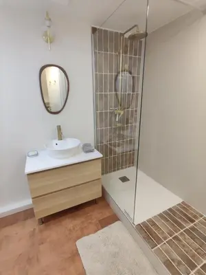 Salle de bains dans l'établissement L'écurie du Château - Suite voûtée d'exception