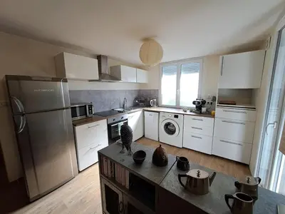 Cuisine ou kitchenette dans l'établissement Cottage with terrace in lush greenery
