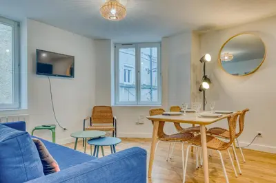 Télévision ou salle de divertissement dans l'établissement Le Spinoza - T3 portes de Lyon - Sainte-Foy - WiFi inclus