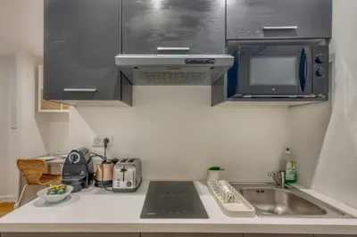 Cuisine ou kitchenette dans l'établissement Le Platon - portes de Lyon - Wifi inclus