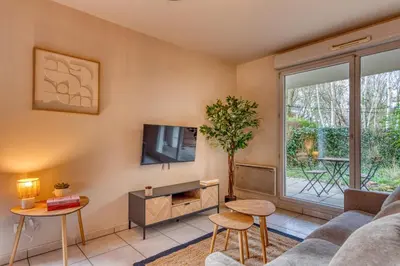 Télévision ou salle de divertissement dans l'établissement LAtmosphère Agréable T2 avec terrasse 2 pers Tram T5