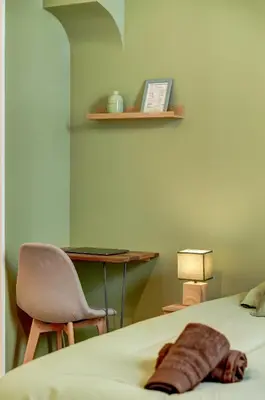 Un ou plusieurs lits dans un hébergement de l'établissement L'Émeraude - une suite élégante aux portes de Lyon