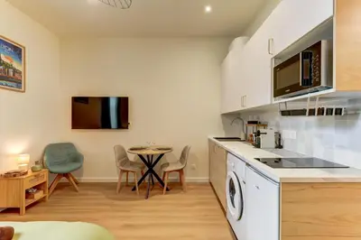 Cuisine ou kitchenette dans l'établissement L'Émeraude - une suite élégante aux portes de Lyon