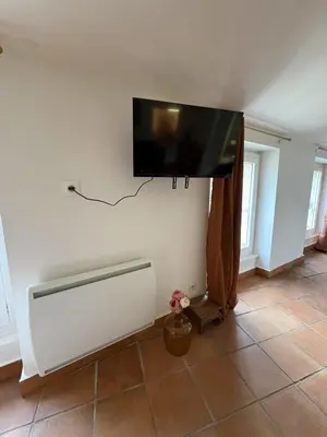Télévision ou salle de divertissement dans l'établissement Studio Provençal au centre-ville de Vienne