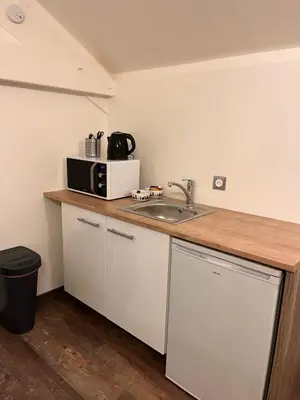 Cuisine ou kitchenette dans l'établissement L'escale Aéro Lyon