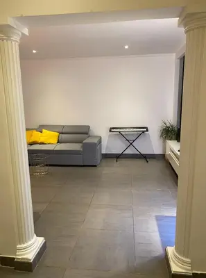 Coin salon dans l'établissement Appartement climatisé premier étage Lyon Bron Eurexpo