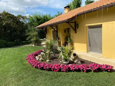 Jardin de l'établissement Dépendance cocooning au coeur d'une propriété