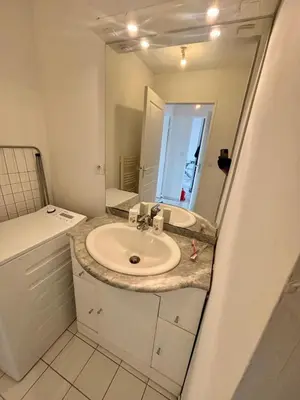 Salle de bains dans l'établissement Confort, résidence sécurisée, garage !