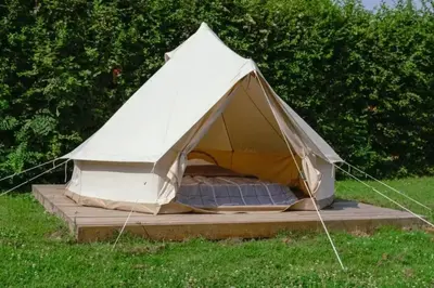 Jardin de l'établissement ZEcamping 3 étoiles familial pet friendly avec piscine et restaurant