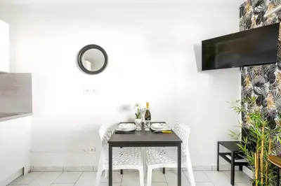 Télévision ou salle de divertissement dans l'établissement BnGo I Le Cosy des Canuts I Parking, 2p, proche hôpital