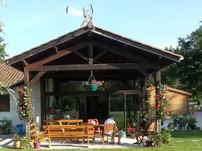Jardin de l'établissement Mobil-home avec terrasse pour 6 personnes - API-1-52-1404