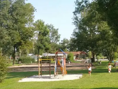 Aire de jeux pour enfants de l'établissement Mobil-home 2 personnes avec terrasse - API-1-52-1406