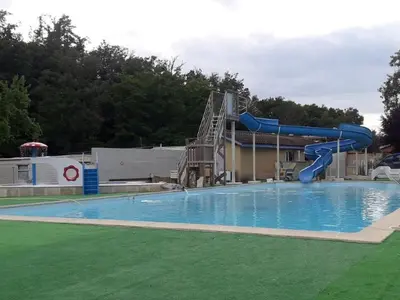 Piscine de l'établissement Charmant Mobil-home 4 Pers avec Terrasse à Chazelles-sur-Lyon - API-1-52-1693 ou située à proximité
