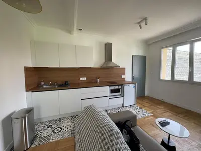 Cuisine ou kitchenette dans l'établissement Appartement pour 2 personnes à BRON
